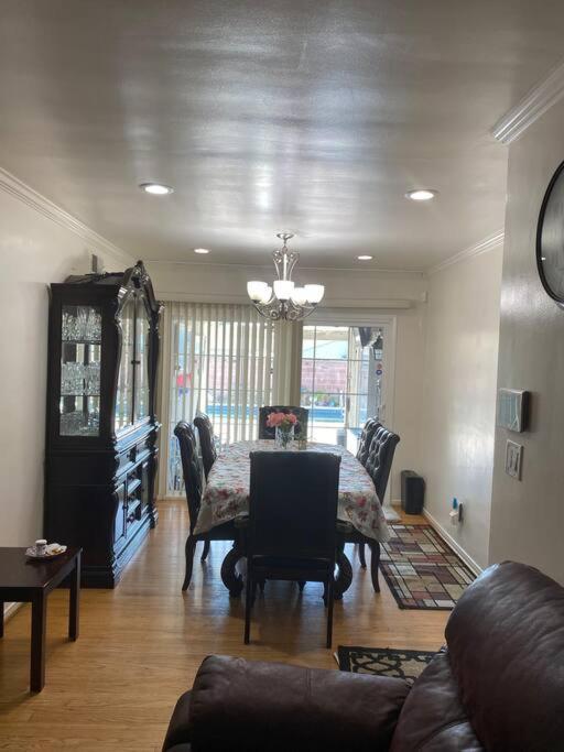 Luxury Oasis W/pool Near Csun-6 Guests Holiday home