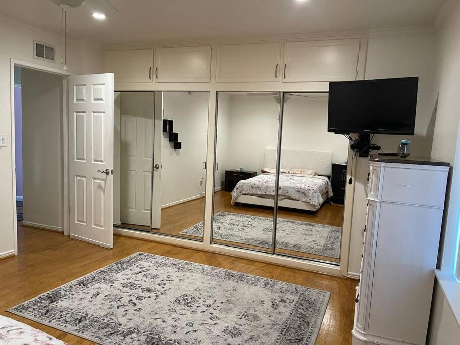 Holiday home Luxury Oasis W/pool Near Csun-6 Guests