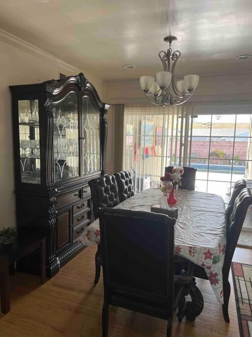 Luxury Oasis W/pool Near Csun-6 Guests Los Angeles