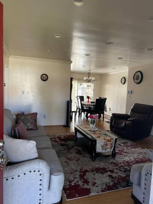 Holiday home Luxury Oasis W/pool Near Csun-6 Guests